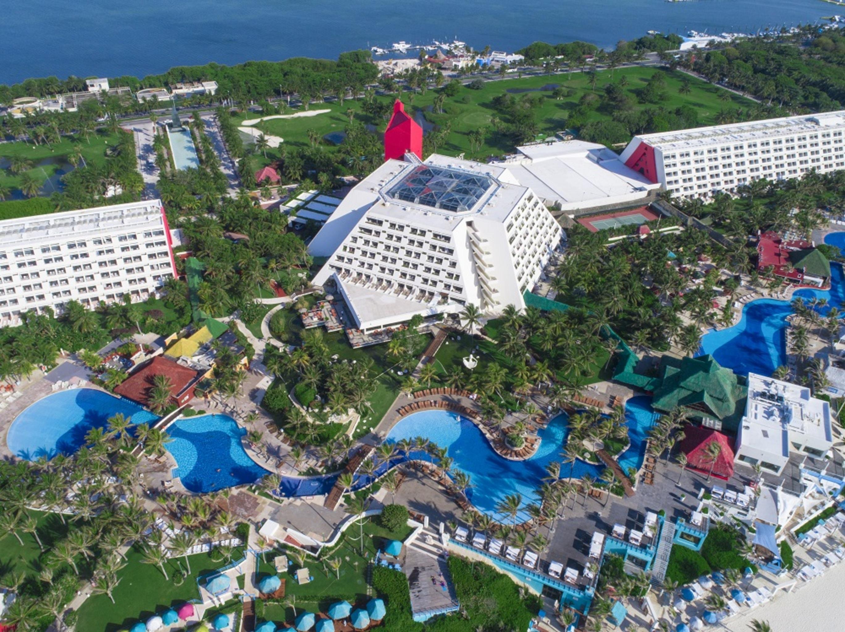 The Pyramid Cancun By Oasis Eksteriør bilde Aerial view of the resort