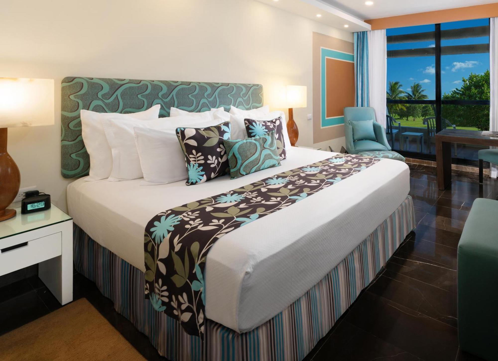 The Pyramid Cancun By Oasis Eksteriør bilde A room at the Hilton La Romana