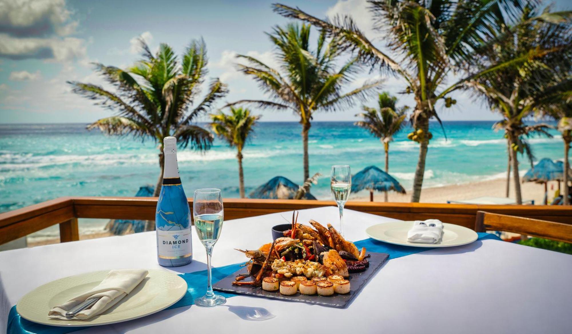 The Pyramid Cancun By Oasis Eksteriør bilde Beachfront dining at the Hilton