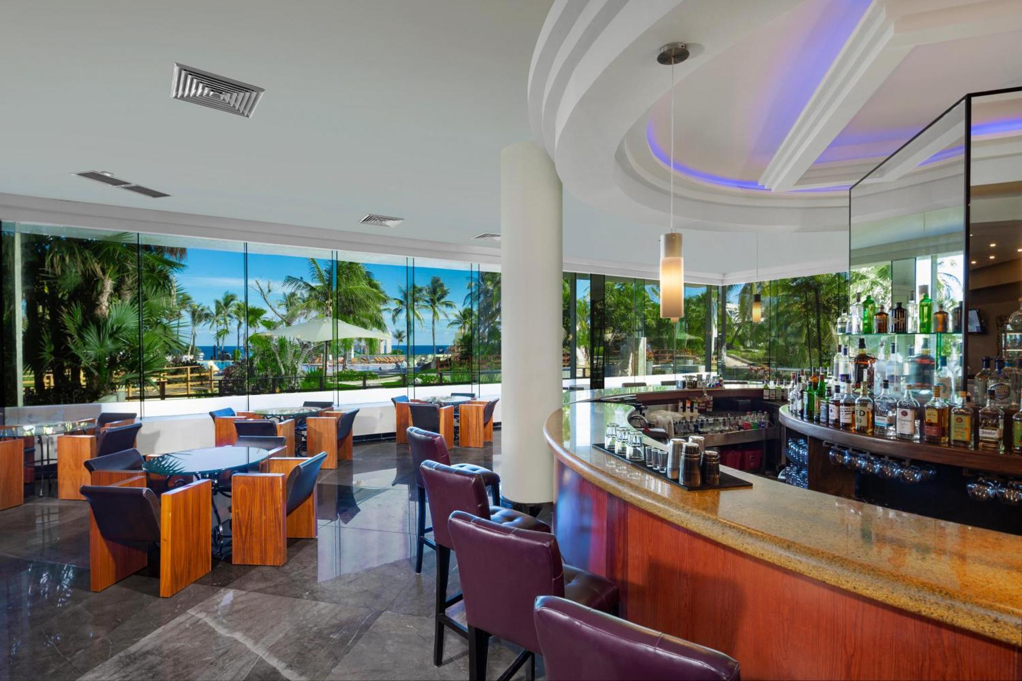 The Pyramid Cancun By Oasis Eksteriør bilde The bar at the lobby