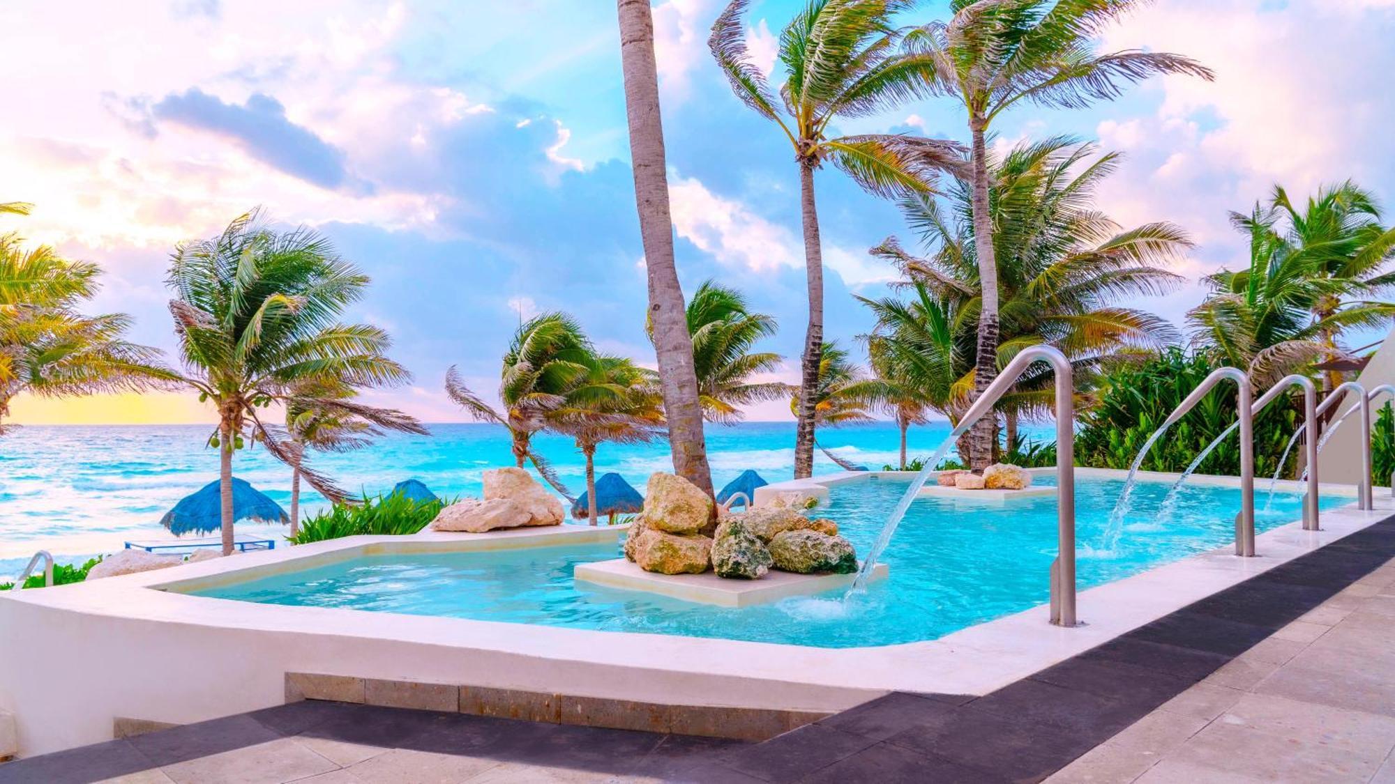 The Pyramid Cancun By Oasis Eksteriør bilde Infinity pool at the beach