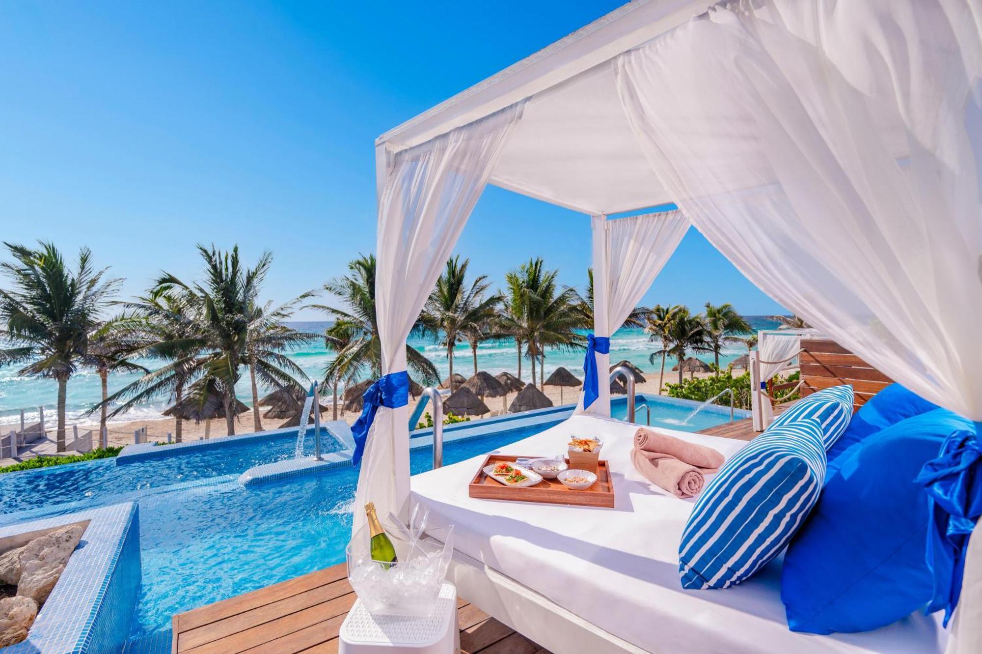 The Pyramid Cancun By Oasis Eksteriør bilde A pool at the Grand Palladium Hotel