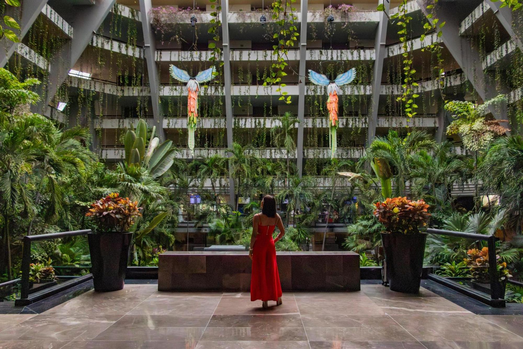 The Pyramid Cancun By Oasis Eksteriør bilde The interior of the hotel